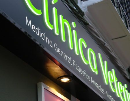 Letras corpóreas luminosas