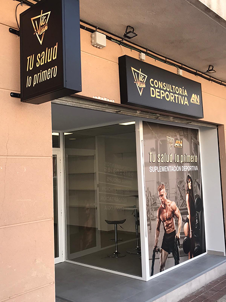 cartel publicitario exterior