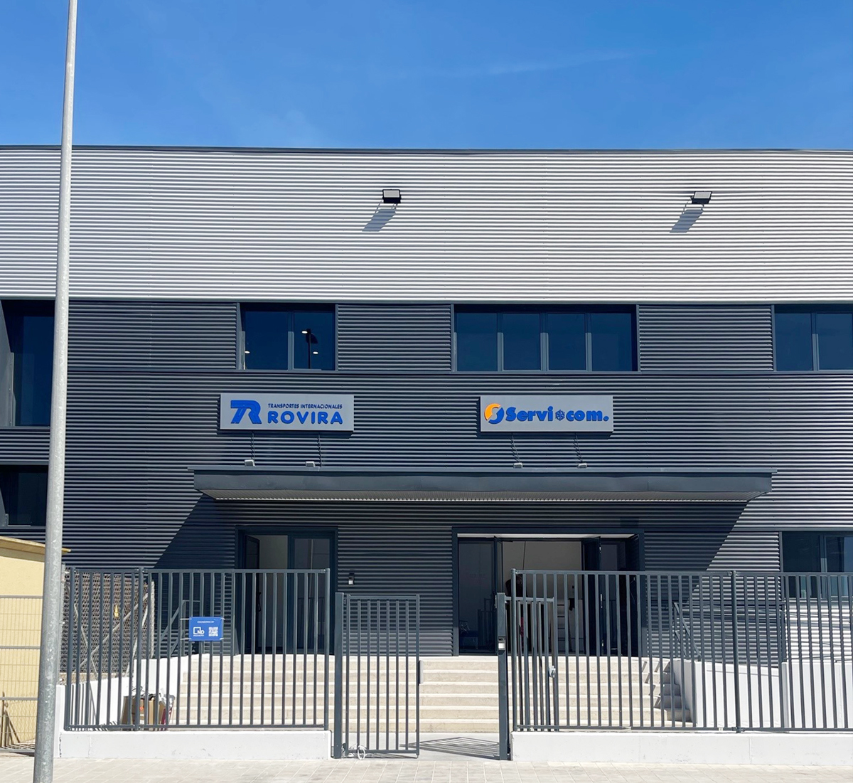 corporeos-fachada-rovira-servicom