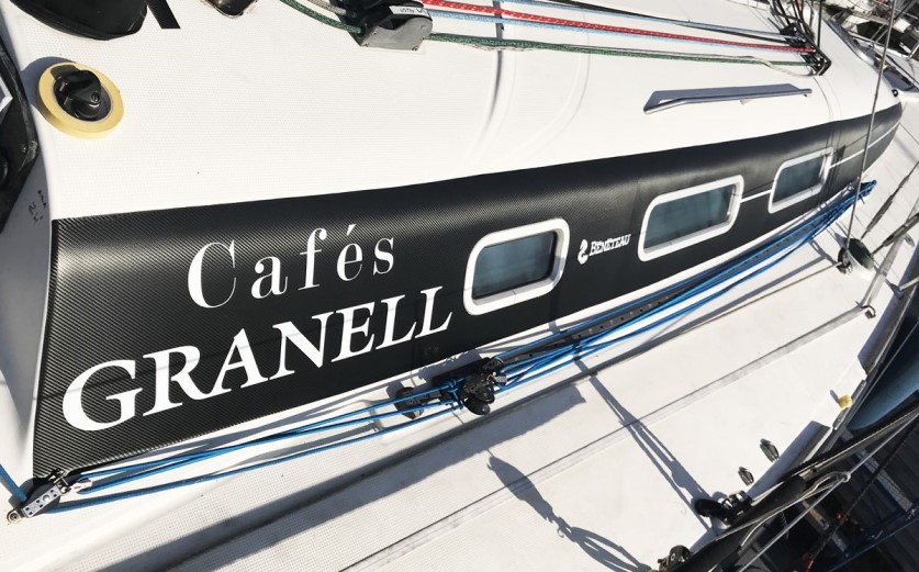 Barco rotulado con vinilo