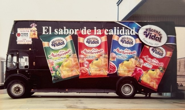 Autobús rotulado con vinilo de alta calidad