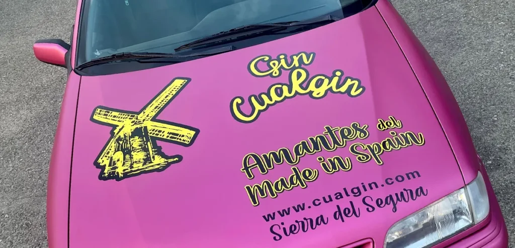 Coche rotulado con vinilo calandrado